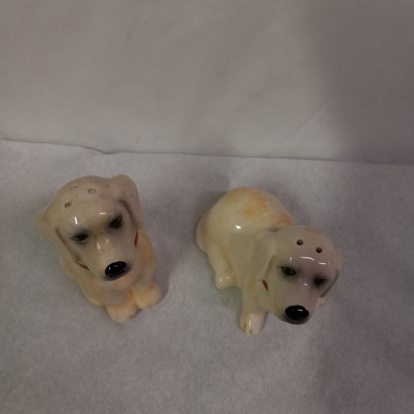 SALT & Pepper Shakers Puppy Animal Figurines Porcelain Ceramic Beige Red Collars - Picture 2 of 8